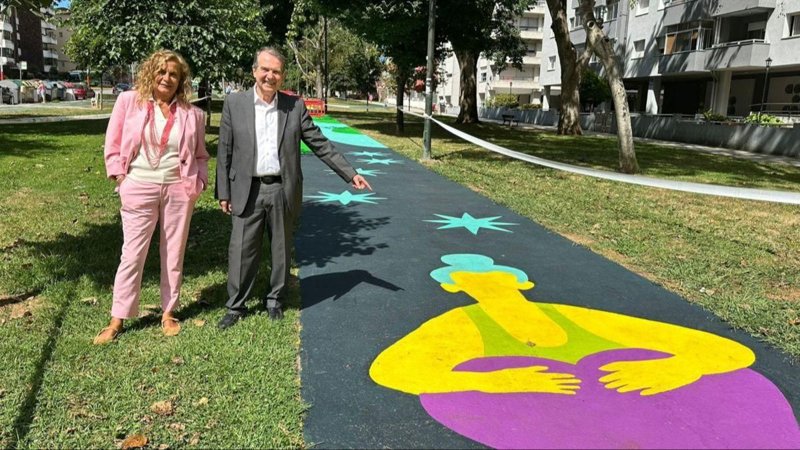 Carmela Silva y Abel Caballero visitaron ayer el mural ya completo en la Avenida de Castelao.