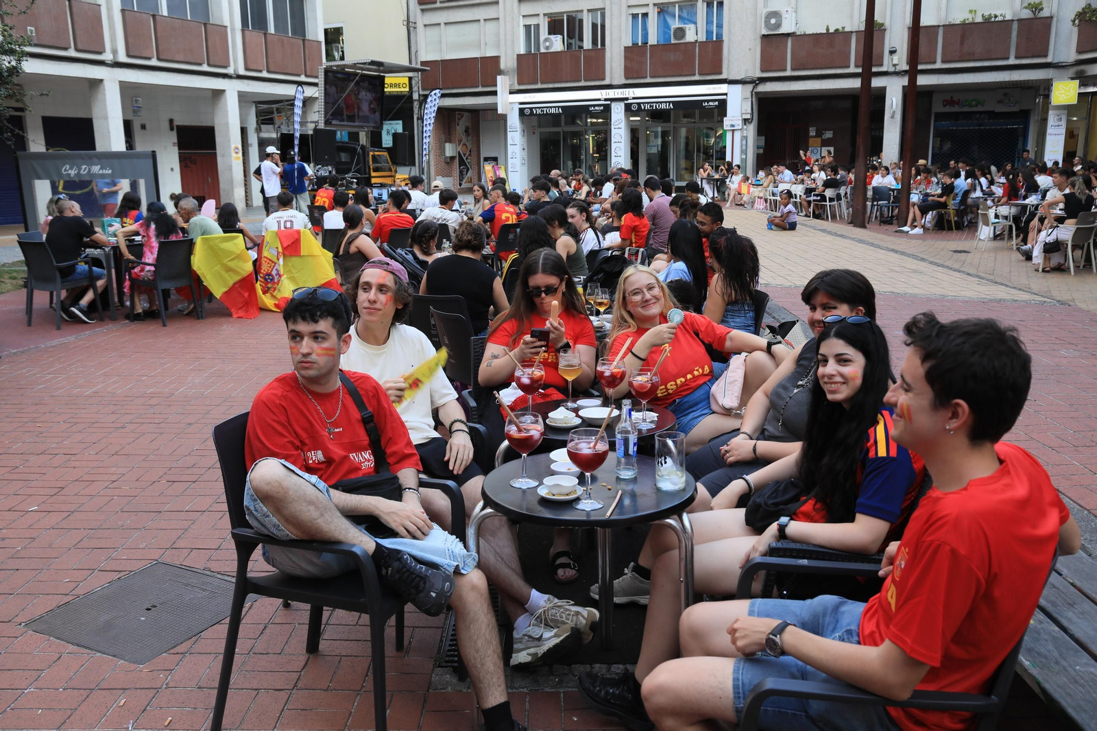 Galería | Ambiente y expectación en las terrazas de Ourense para disfrutar del partido de la selección española ante Portugal , en fotos