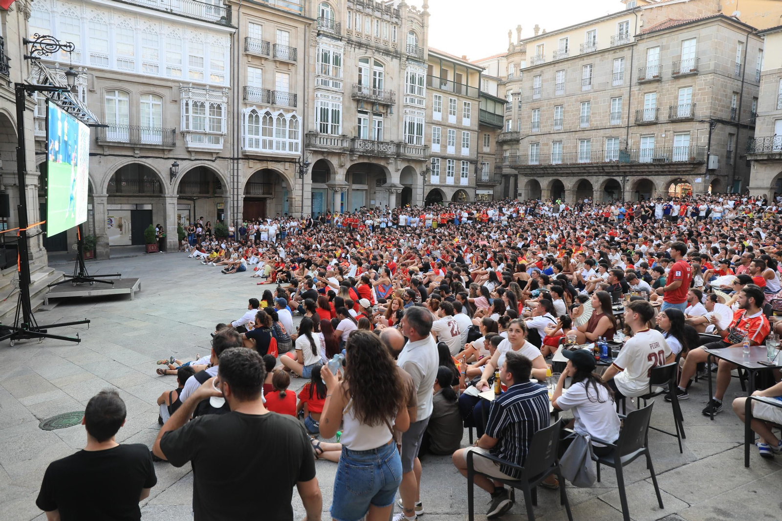 Galería | Ambiente y expectación en las terrazas de Ourense para disfrutar del partido de la selección española ante Portugal , en fotos
