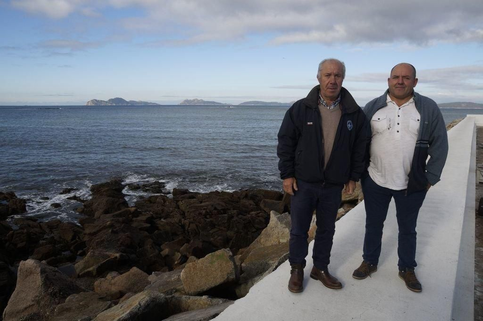 José Antonio Beira y Miguel Ángel Fernández en el espigón de Canido ante las Islas Cíes.