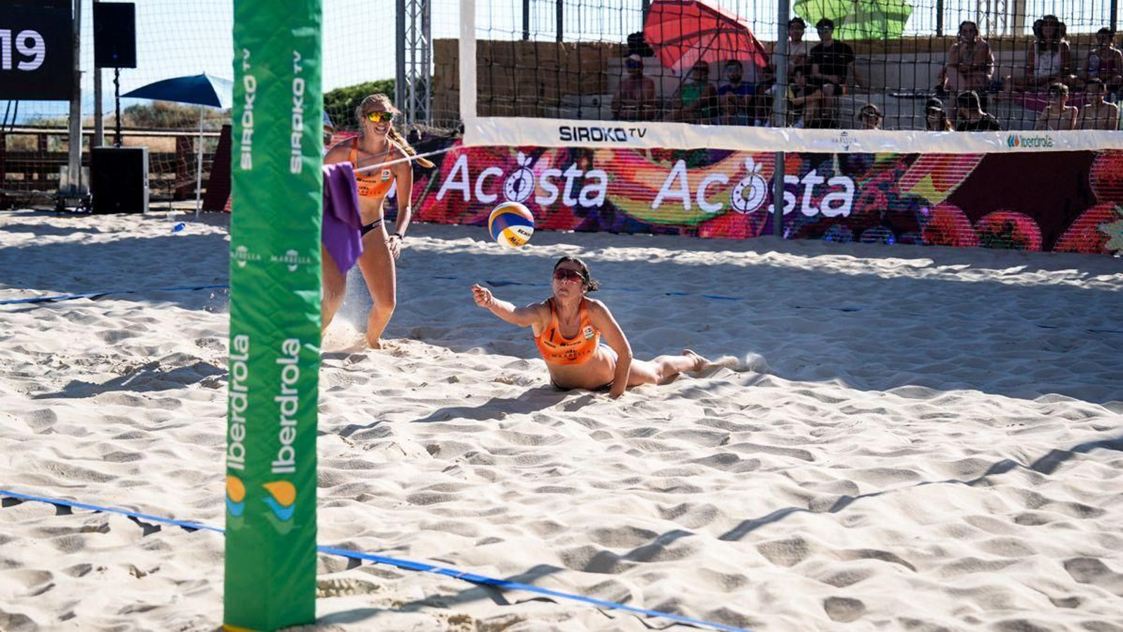 La pareja formada por Calíope García, del Volei Praia Vigo, y Clara de Asís, se metió en semifinales.