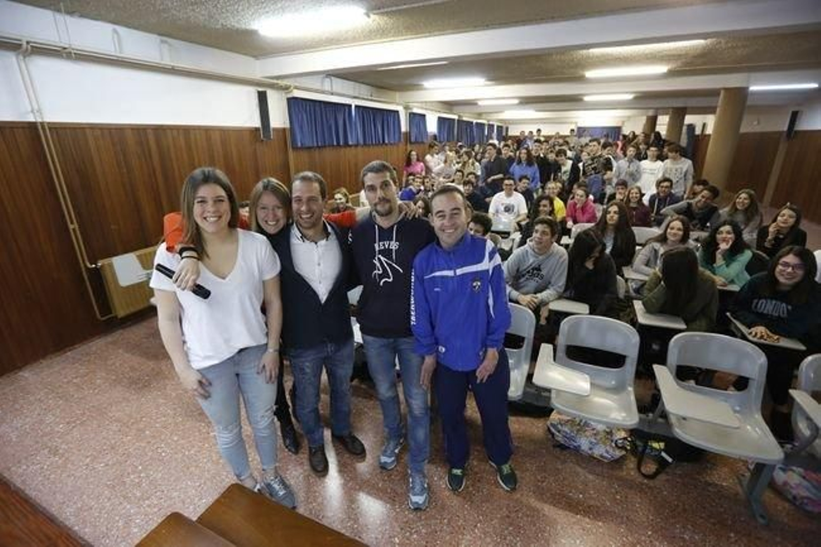 Iria Álvarez, Marta Ruiz, Felipe Iglesias, Javier Valencia y Alex Vidal, con los alumnos del IES O Couto.