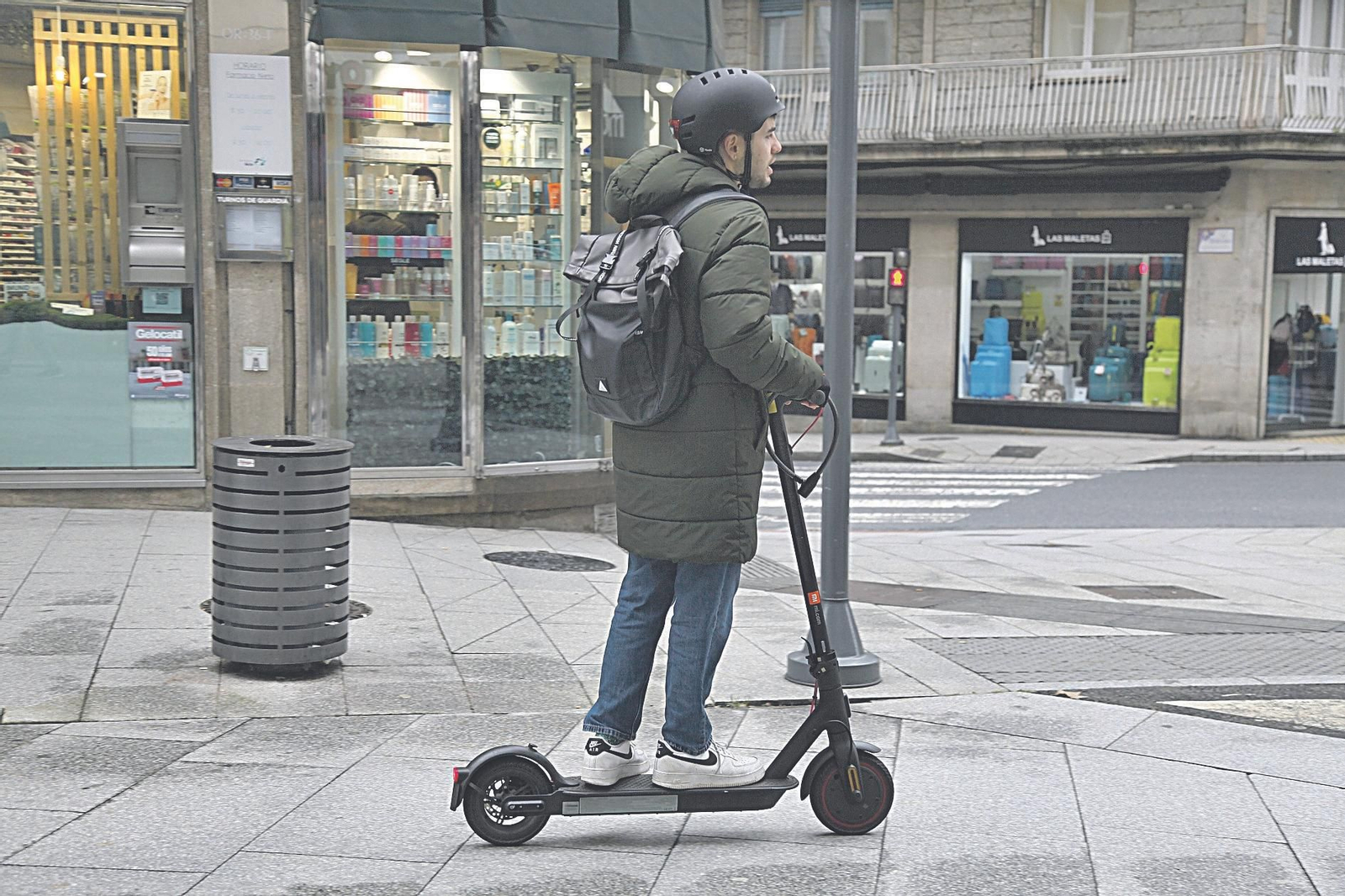 Usuario de un patinete eléctrico en Cardenal Quevedo