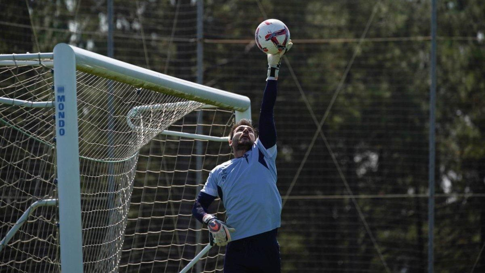 Marc Vidal para el balón en una acción del entrenamiento de ayer.