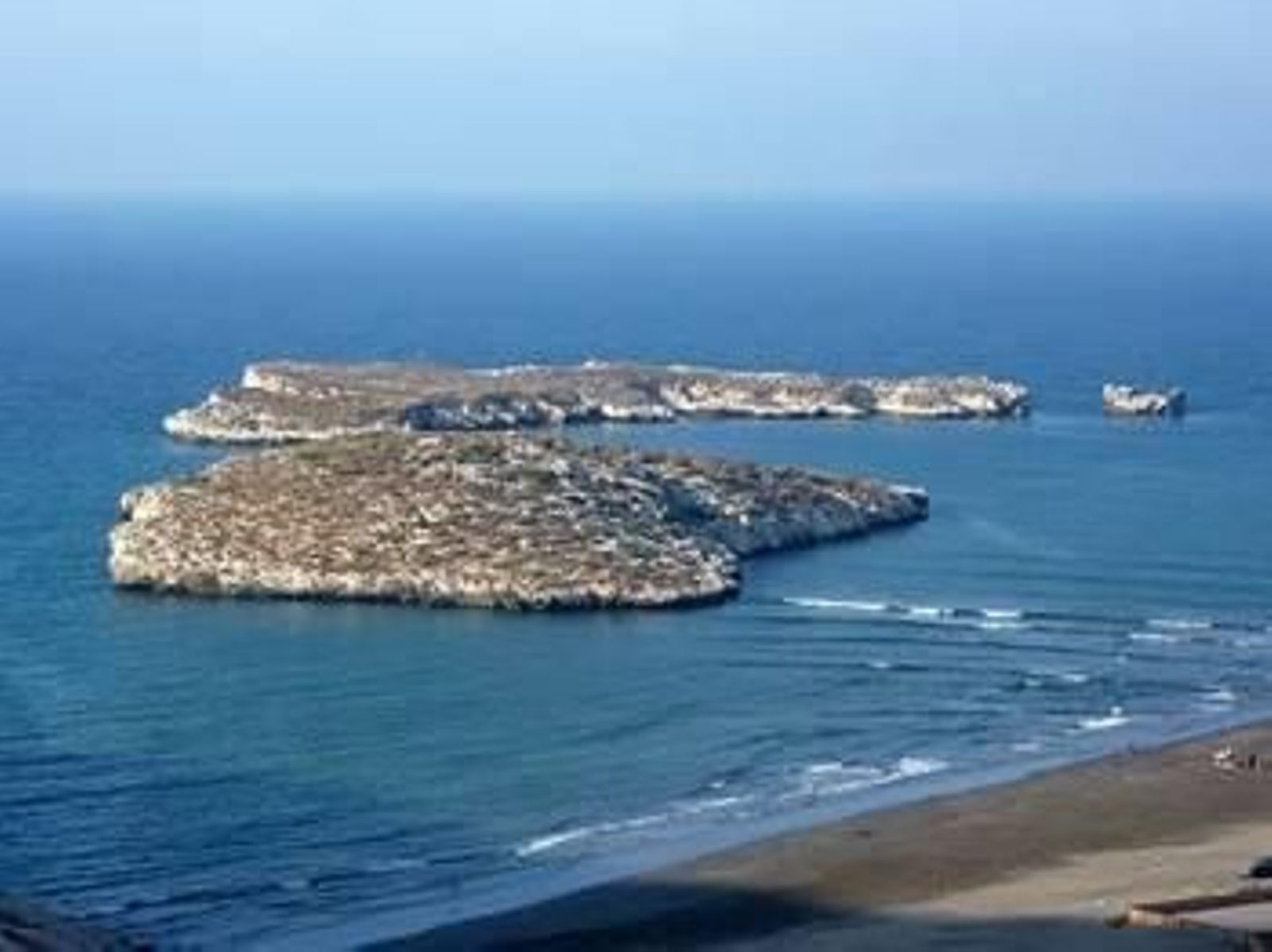 La Isla de Tierra, junto al Peñón de Alhucemas y pegada a Marruecos.