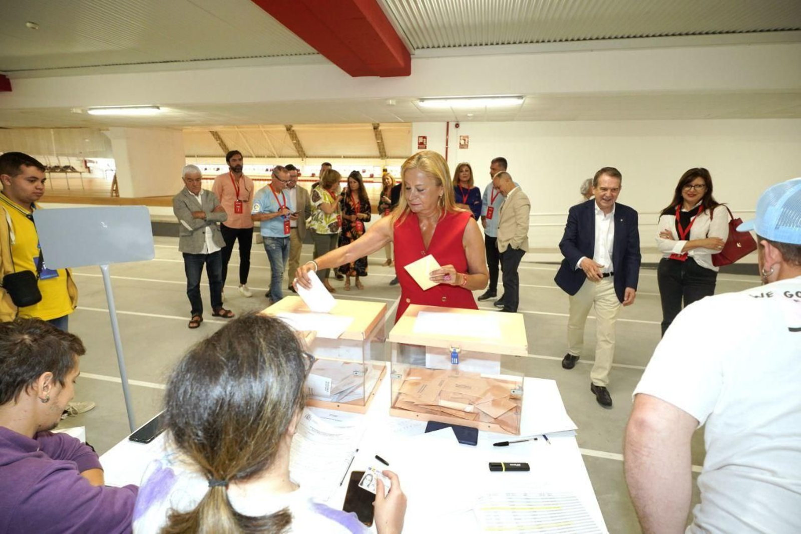 Carmela Silva, candidata por el PSOE al Senado, votando esta mañana. // J.V. Landín