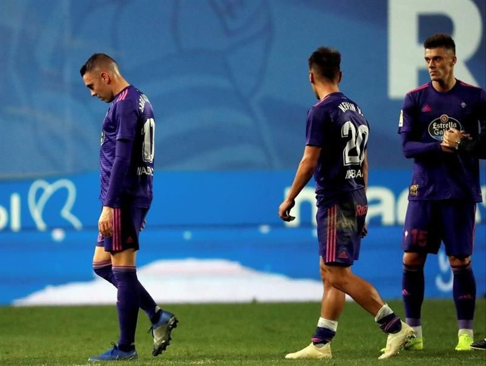 Los jugadores del Celta de Vigo (i-d) Iago Aspas, Kevin Vázquez y Robert Mazán, tras el partido de vuelta de dieciseisavos de final de la Copa del Rey