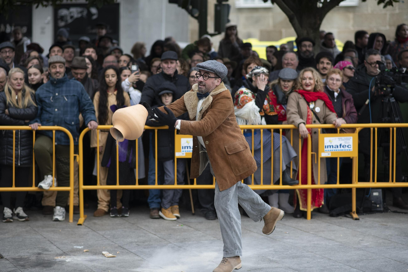 Galería |  Xinzo celebra su Domingo Oleiro con las olas volando en la Plaza Mayor