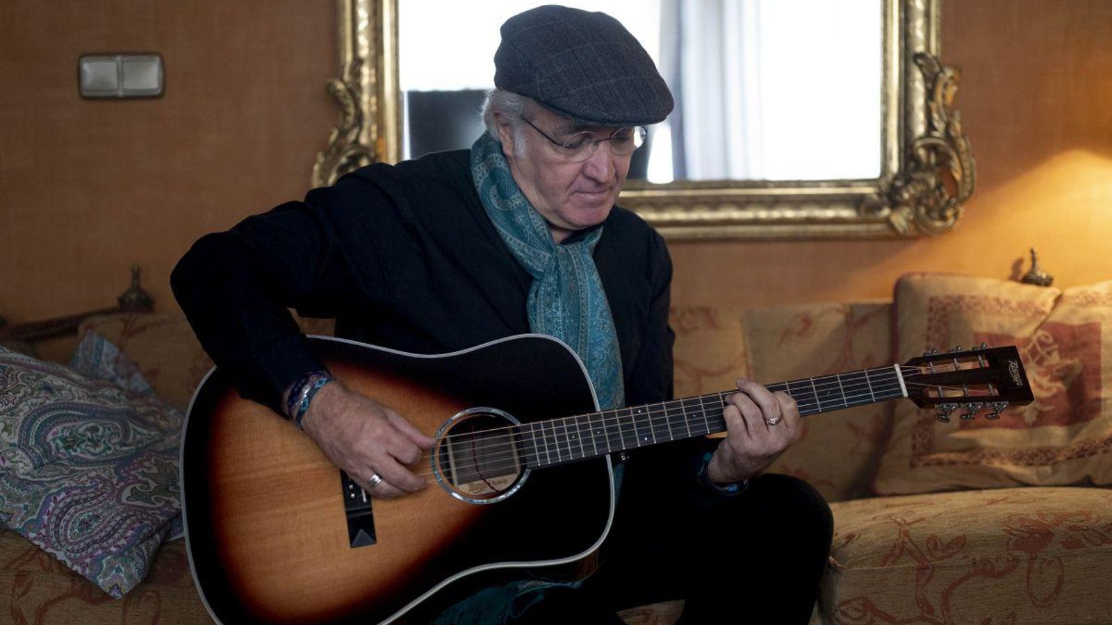 Luis Fernández, con su guitarra