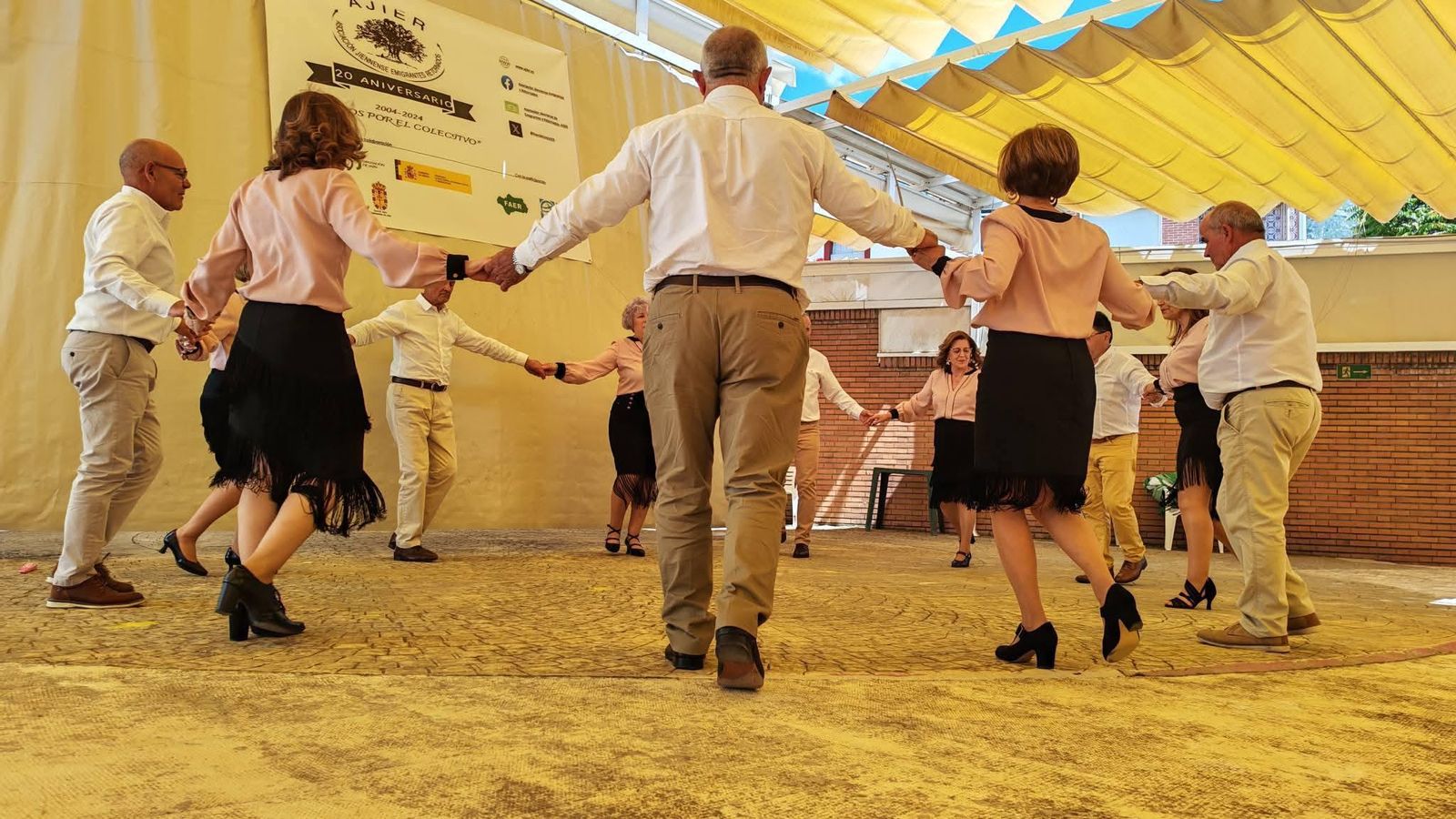 Varios hombres y mujeres bailando un Bailepeñas