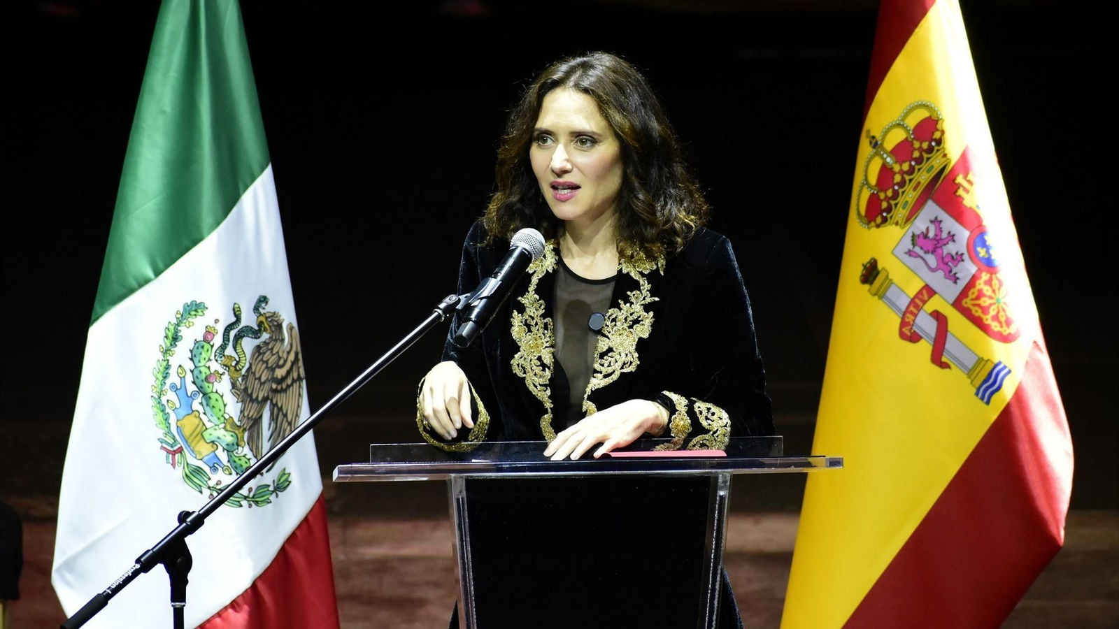 La presidenta de la comunidad de Madrid, Isabel Diaz Ayuso, hablando durante un meeting en Mexico.