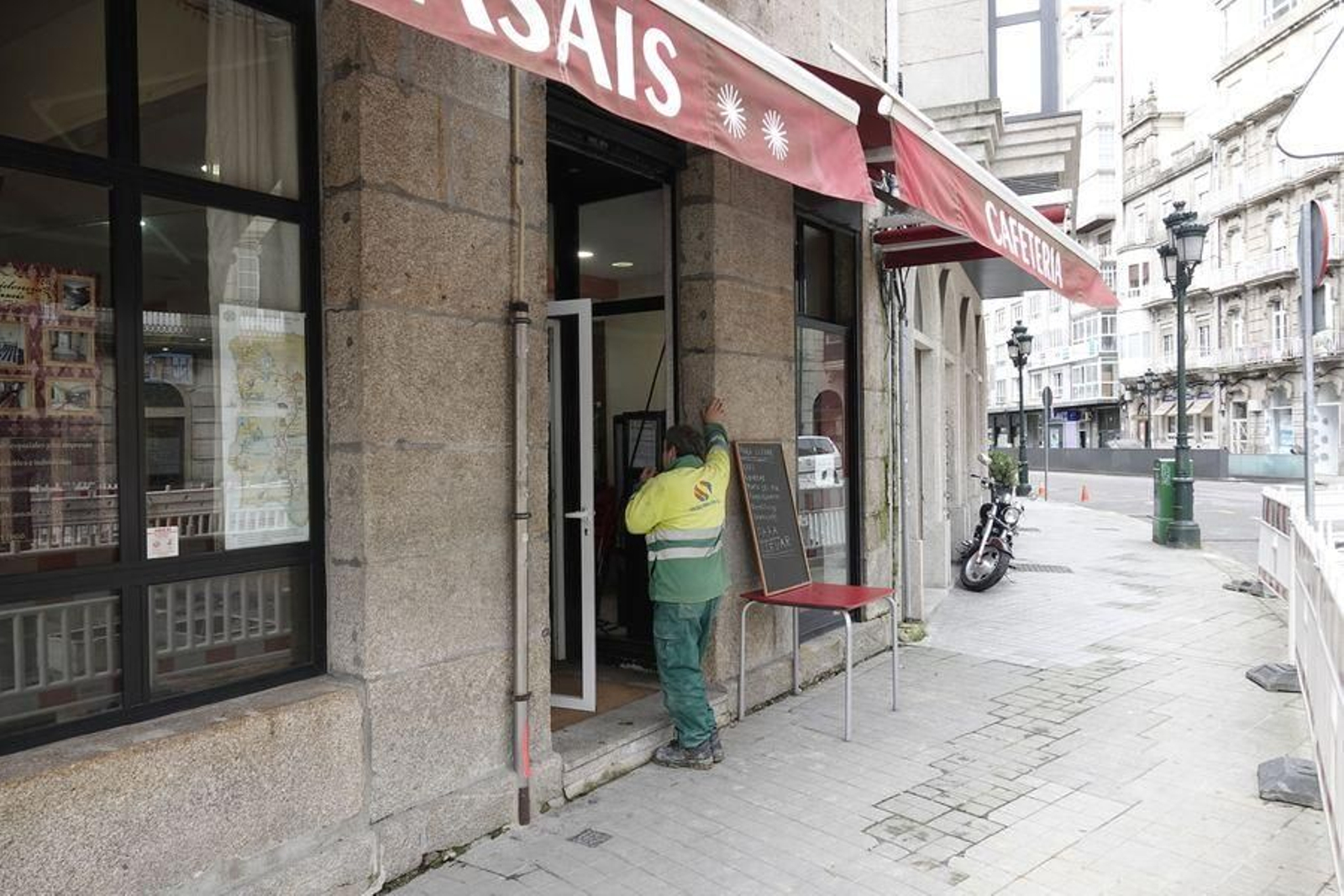 La calle Lepanto concentra hoteles abiertos cuyos únicos clientes son obreros y empresarios.