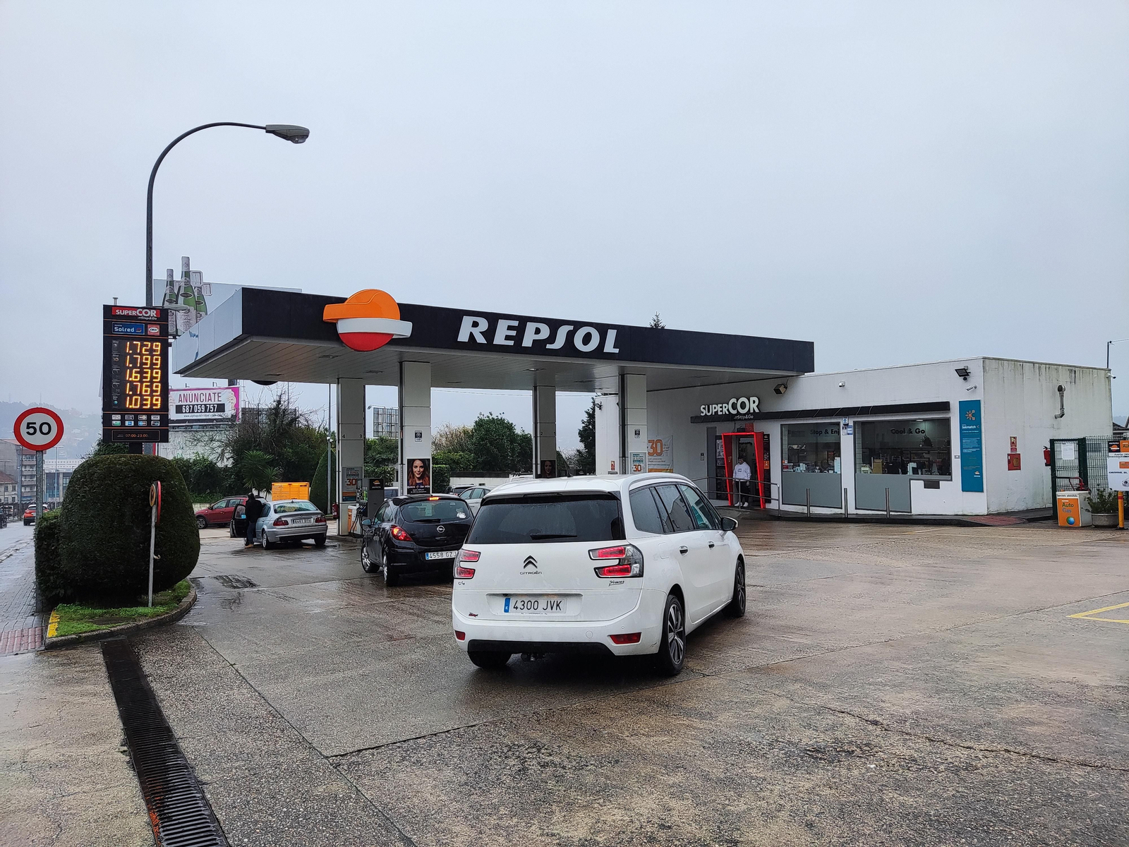 Colas para repostar en una gasolinera de Vigo. // Vicente Alonso