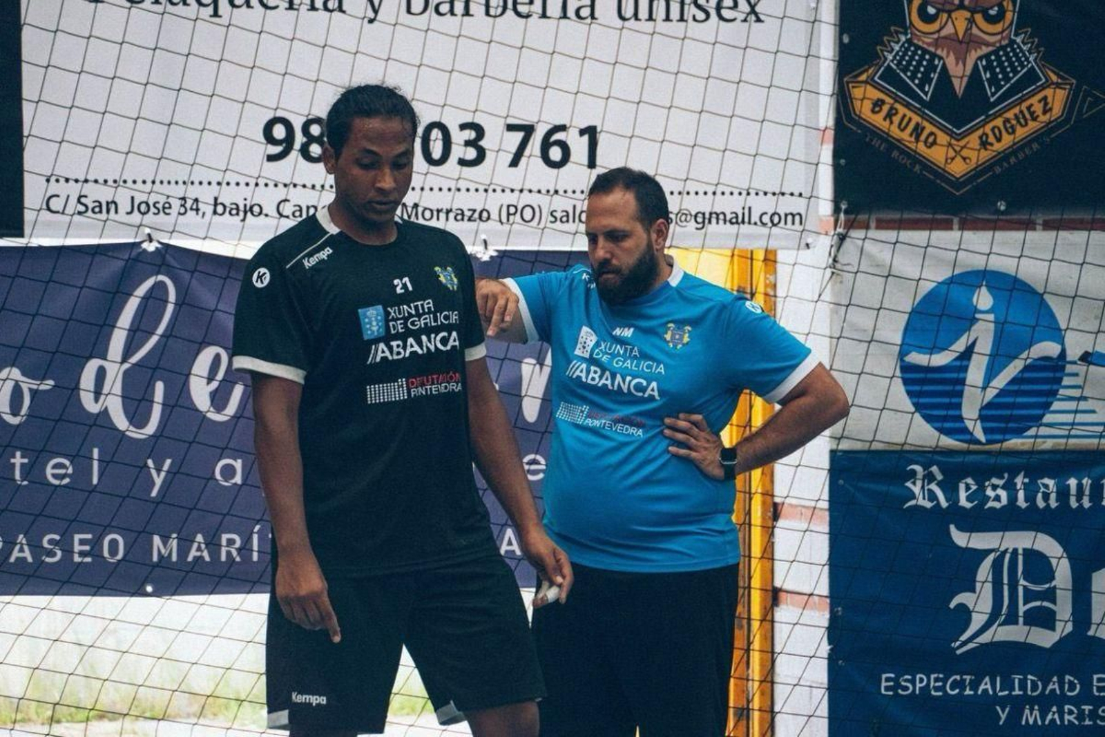 Nacho Moyano da instrucciones a uno de sus jugadores en una sesión del Balonman Cangas.