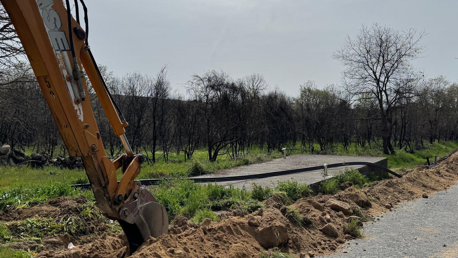 Obras de soterramiento del cable telefónico en dirección a As Chairas (Lucenza).