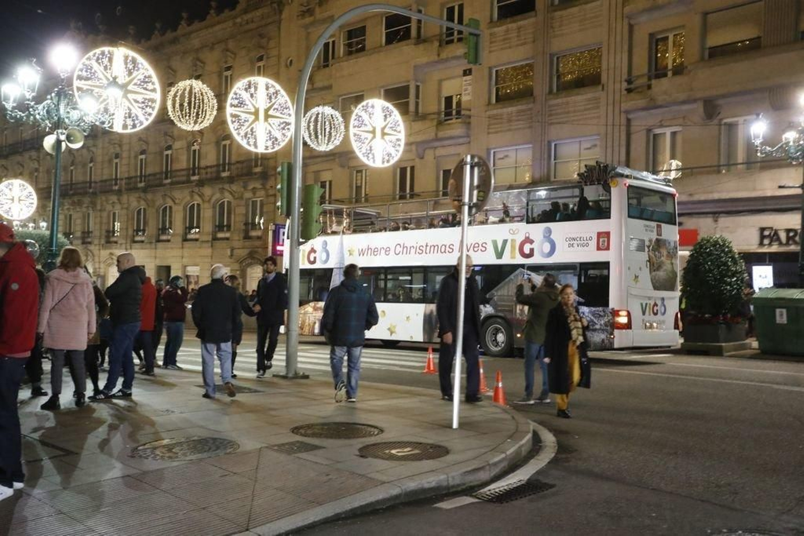 Los turistas invaden Vigo en el Puente12