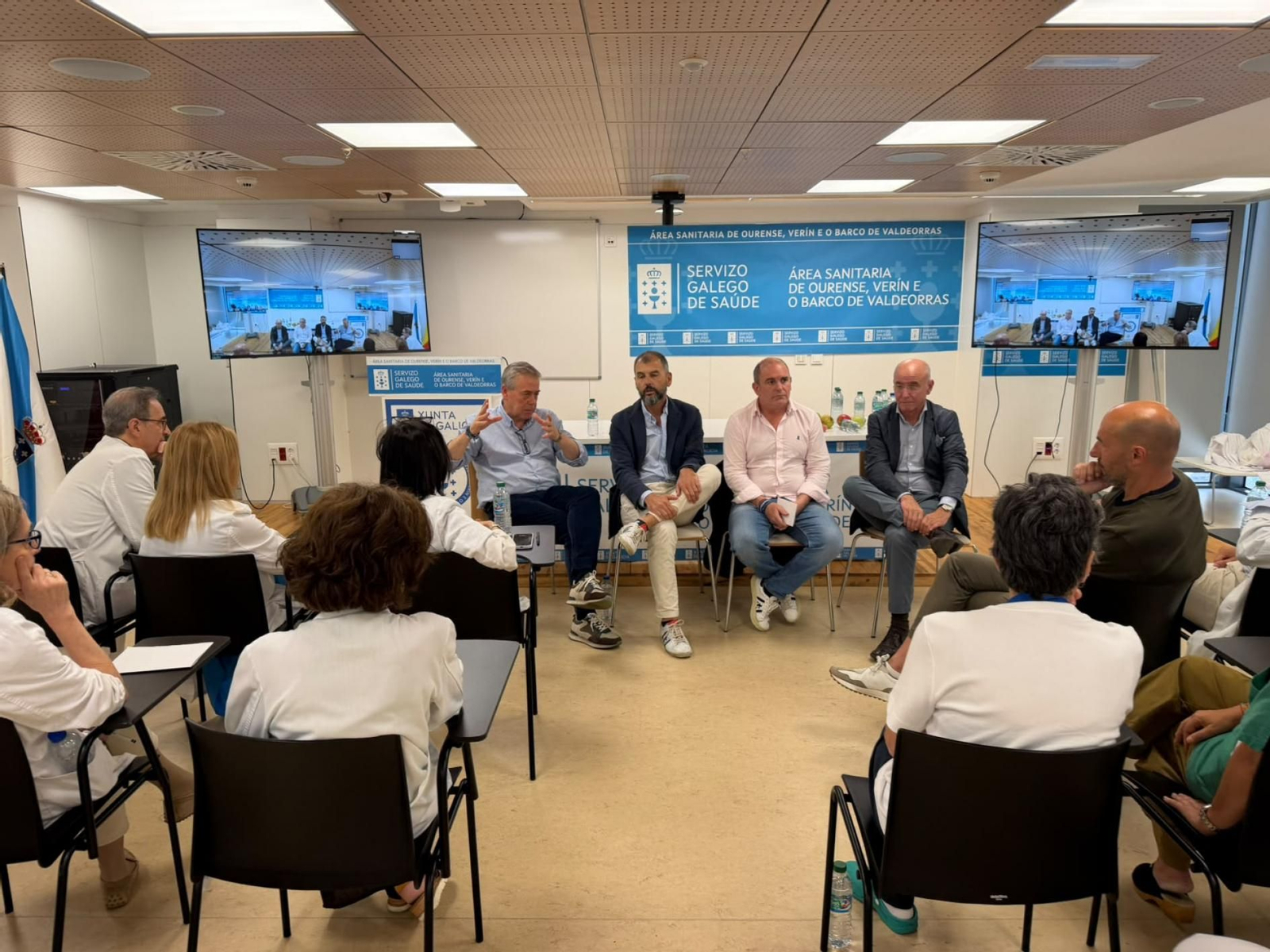El conselleiro reunido con sanitarios del CHUO