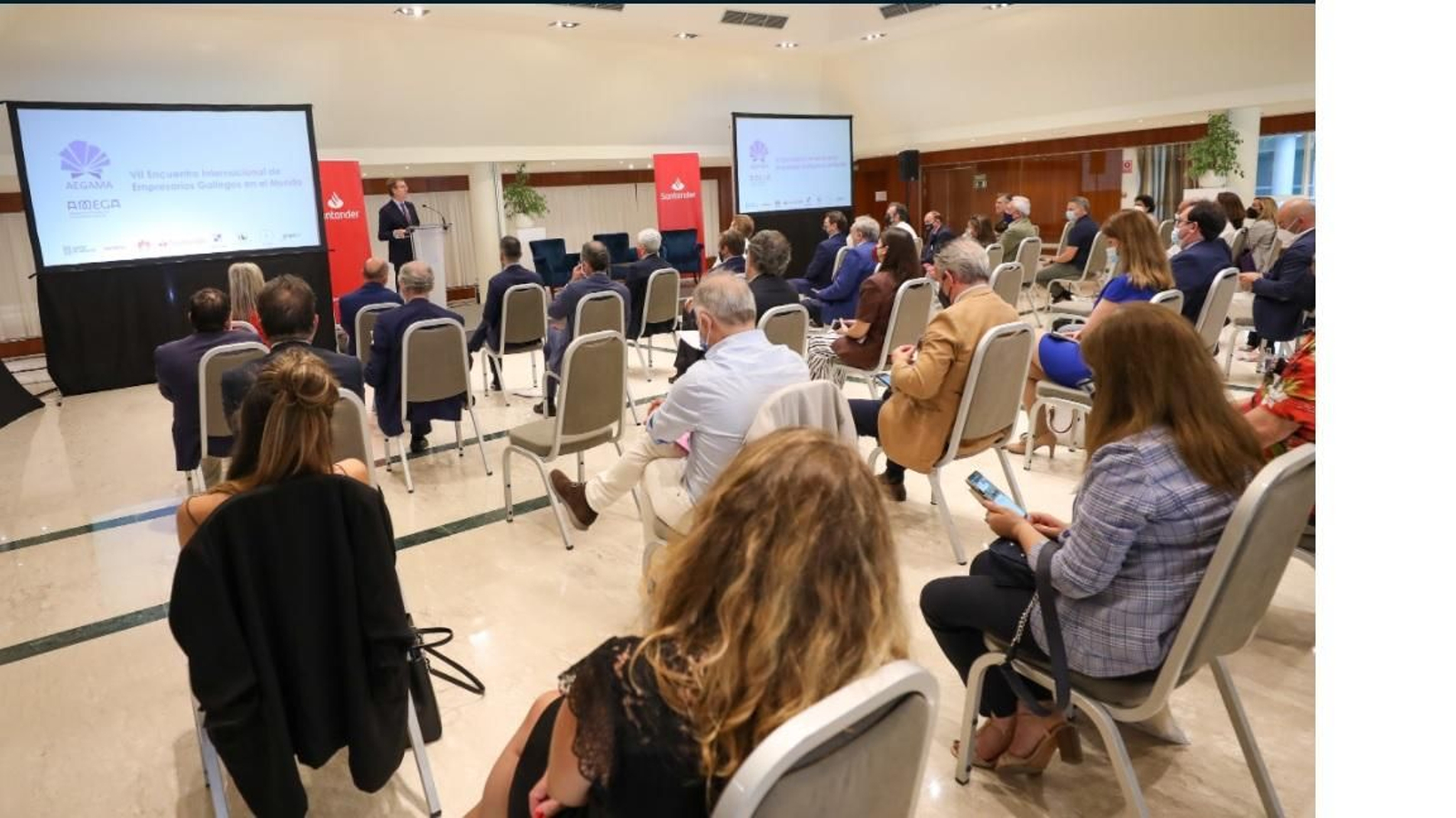 Alberto Núñez Feijóo se dirige a los empresarion gallegos en el encuentro de ayer.