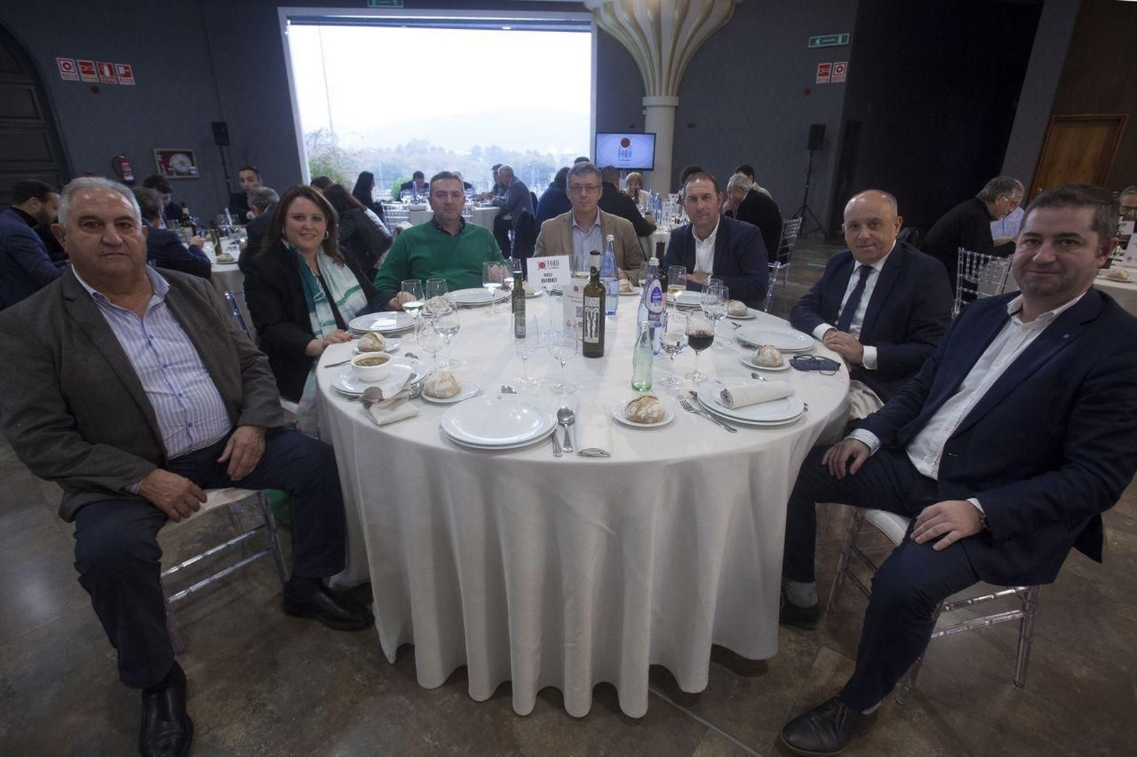 MESA RÍO BIBEI | José Manuel Fernández, alcalde de Paderne de Allariz; Marta Vázquez Guzmán; directora del Centro Galego de Innovación da FP “Eduardo Barreiros”; Raúl Gómez, CEO de Bouroá; Antonio Vega, coordinador de la Unidad Técnica de FP y Educación Permanente de Cantabria; Javier López, jefe de unidad de la Unidad Técnica de FP y Educación Permanente de Cantabria; Jorge Villarino, de La Región, y Marcos Vila, gerente del Centro Comercial Ponte Vella.