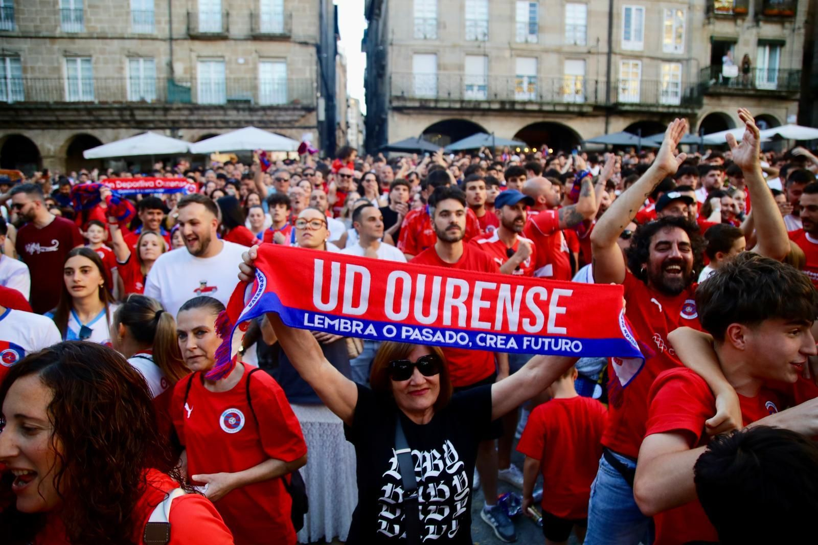Galería | La afición de la UD Ourense sale a las calle de Ourense para disfrutar del ascenso a Primera Federación, en fotos