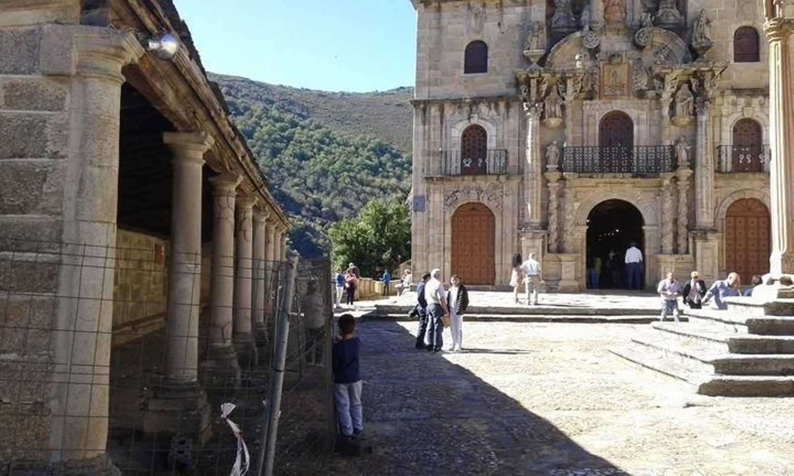 Una malla metálica afea el entorno del santuario de As Ermidas desde hace más de un año.