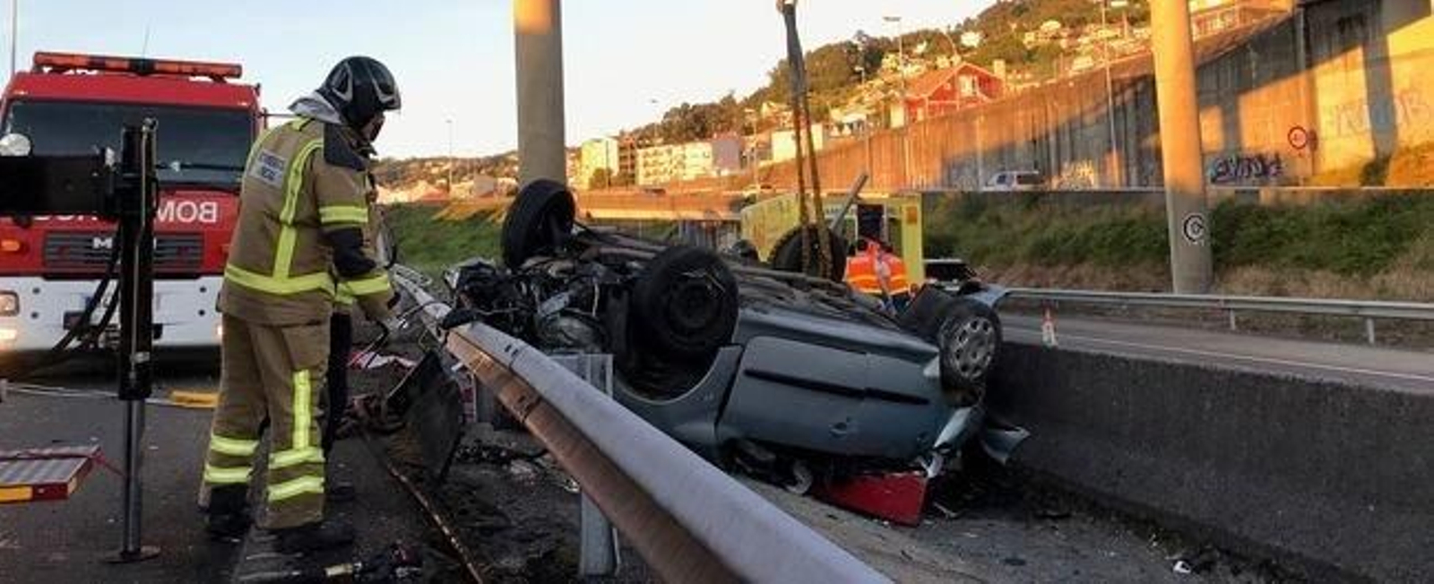 Un bombero en el lugar del siniestro.