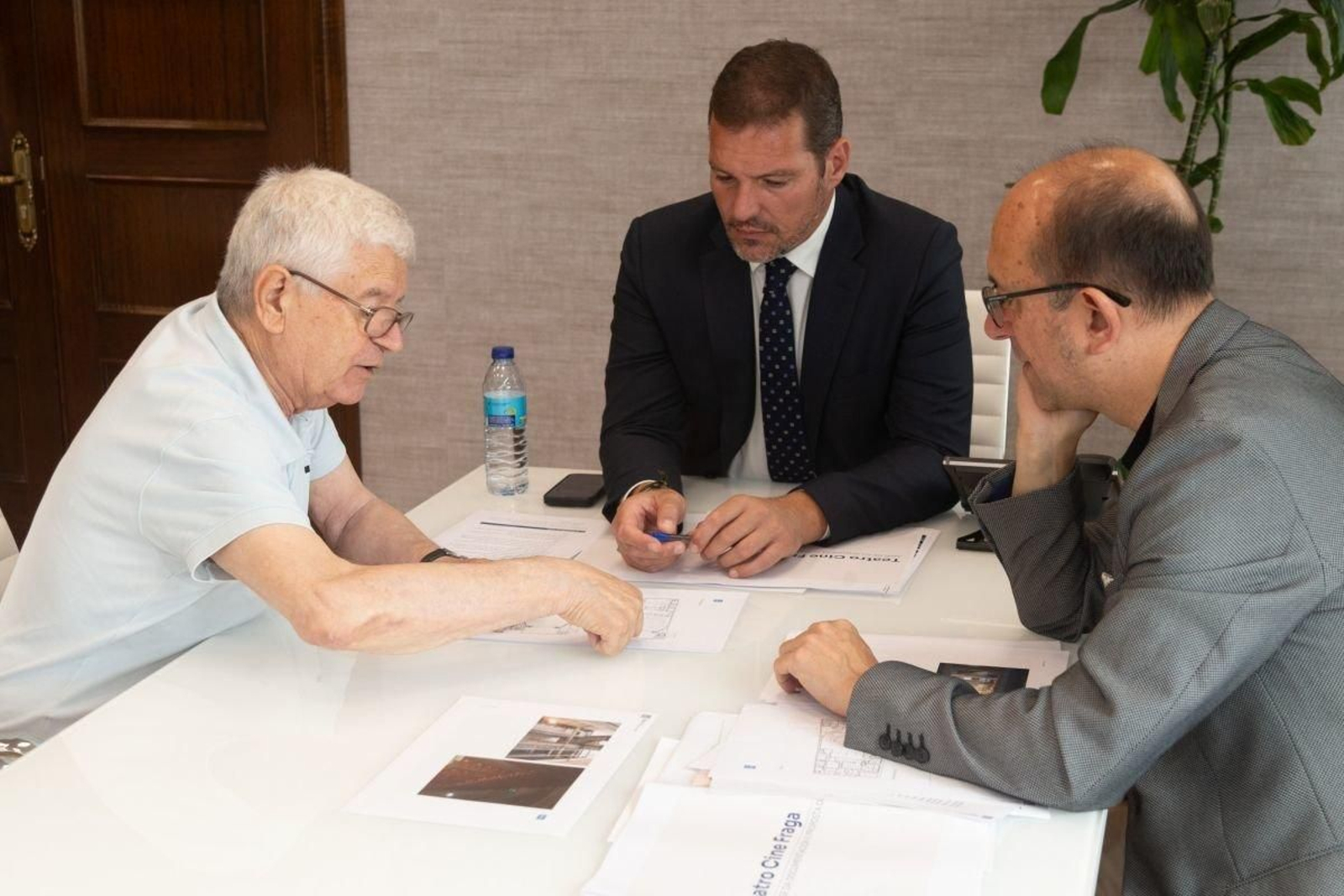 César Portela con el conselleiro de Cultura, José López Campos, y el director xeral, Anxo Lorenzo.