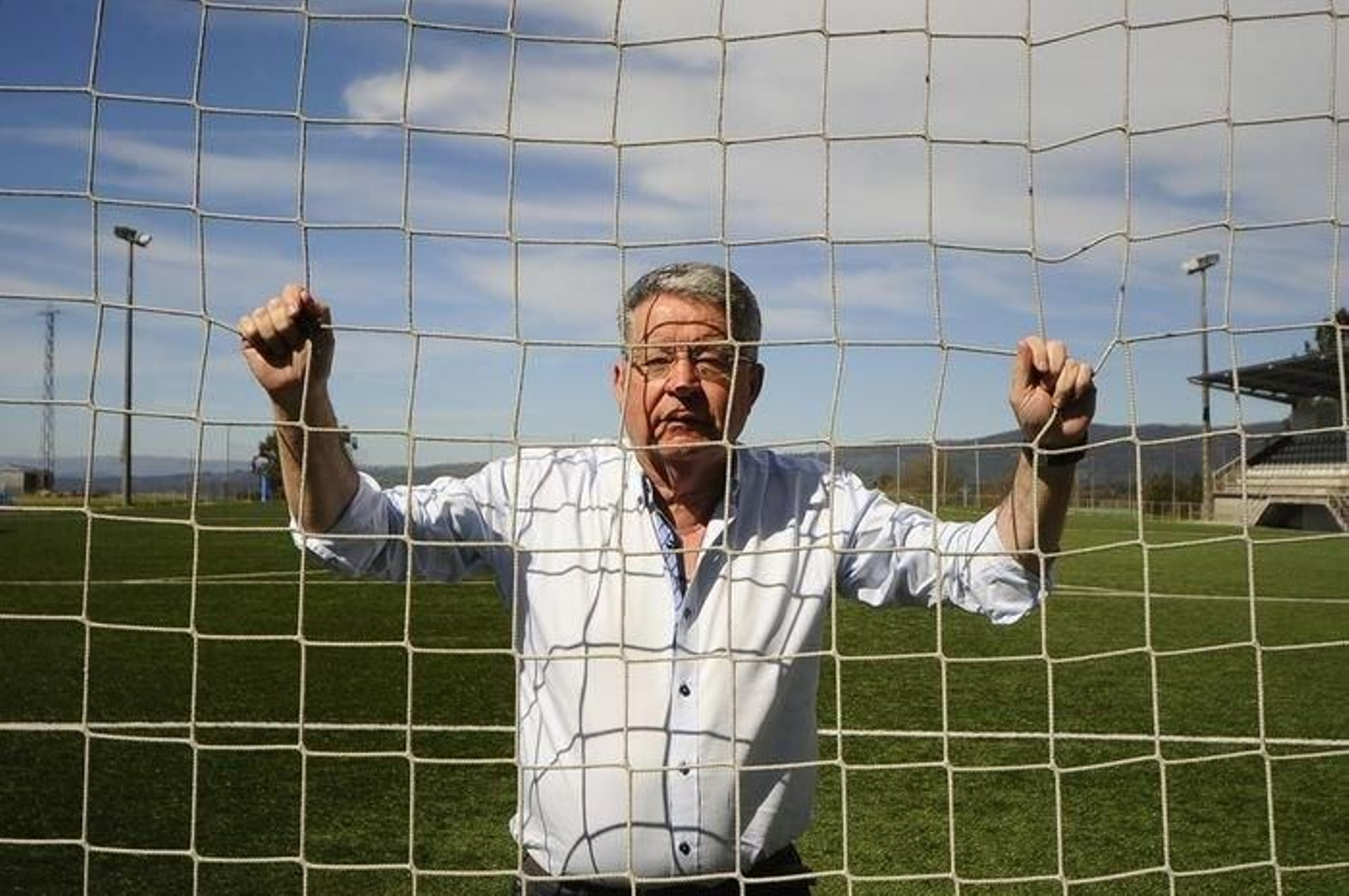 José Luis Valladares Fernández, no campo de fútbol de Cea, equipo no que xogou e do que foi presidente.