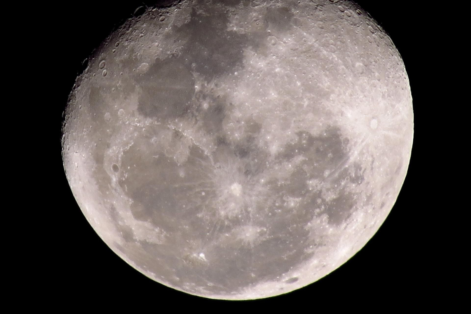 Imagen facilitada por la NASA de la nave Orion en su aproximación a la Luna.