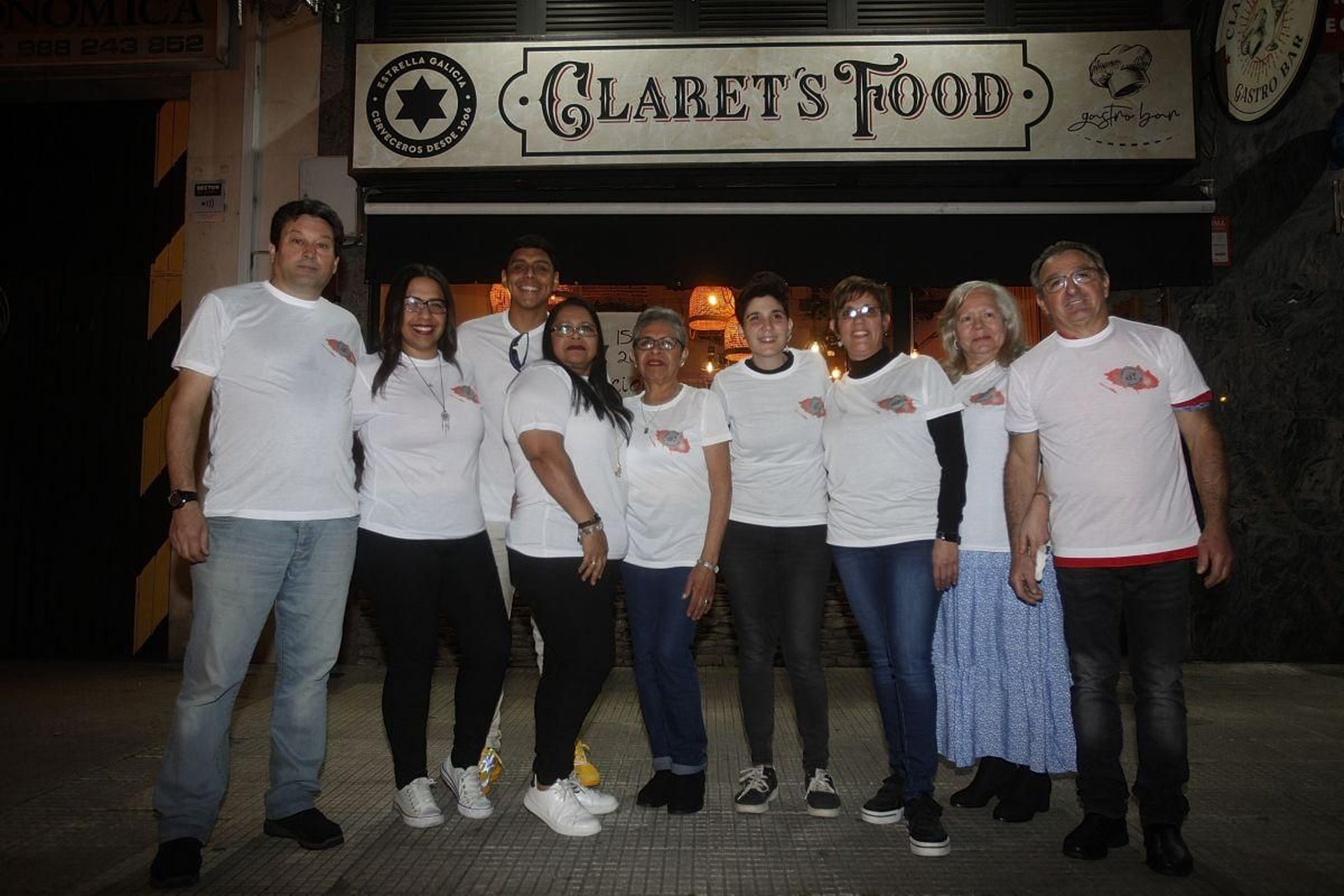 José, Greti, Eric, Greti, Esmeralda, Orelmis, Misaris y  Orestes ante Claret’s Food.