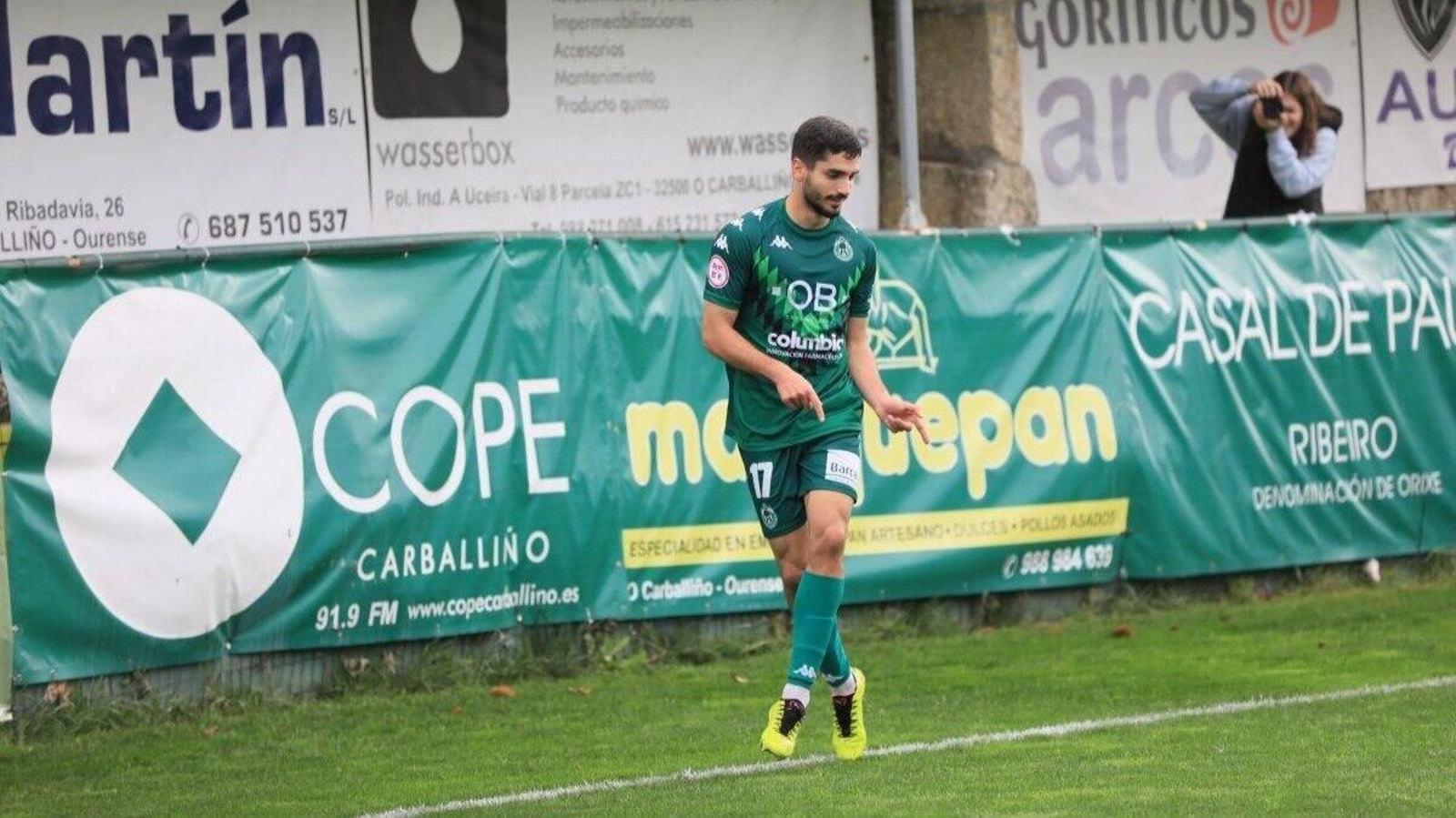El delantero Pascu celebra el gol que le marcó en Espiñedo al Amorebieta (Foto: José Paz).
