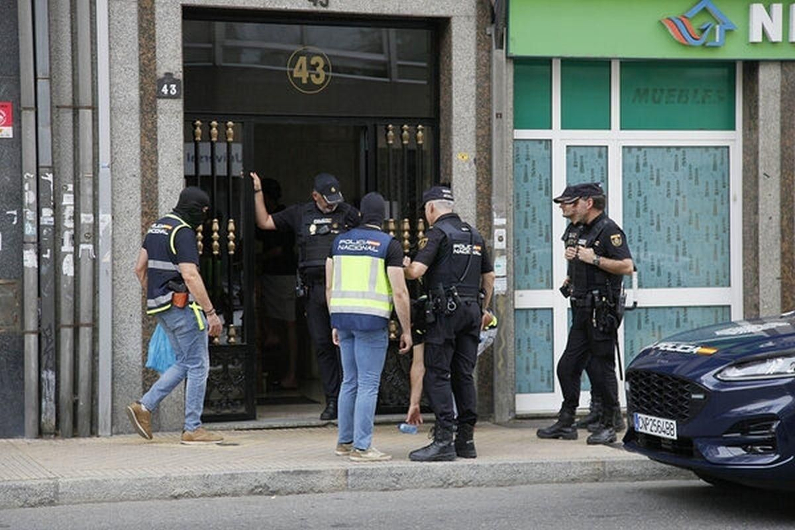 Dos agentes del Grupo de Estupefacientes, vestidos de paisano, en una operación en la calle Progreso.