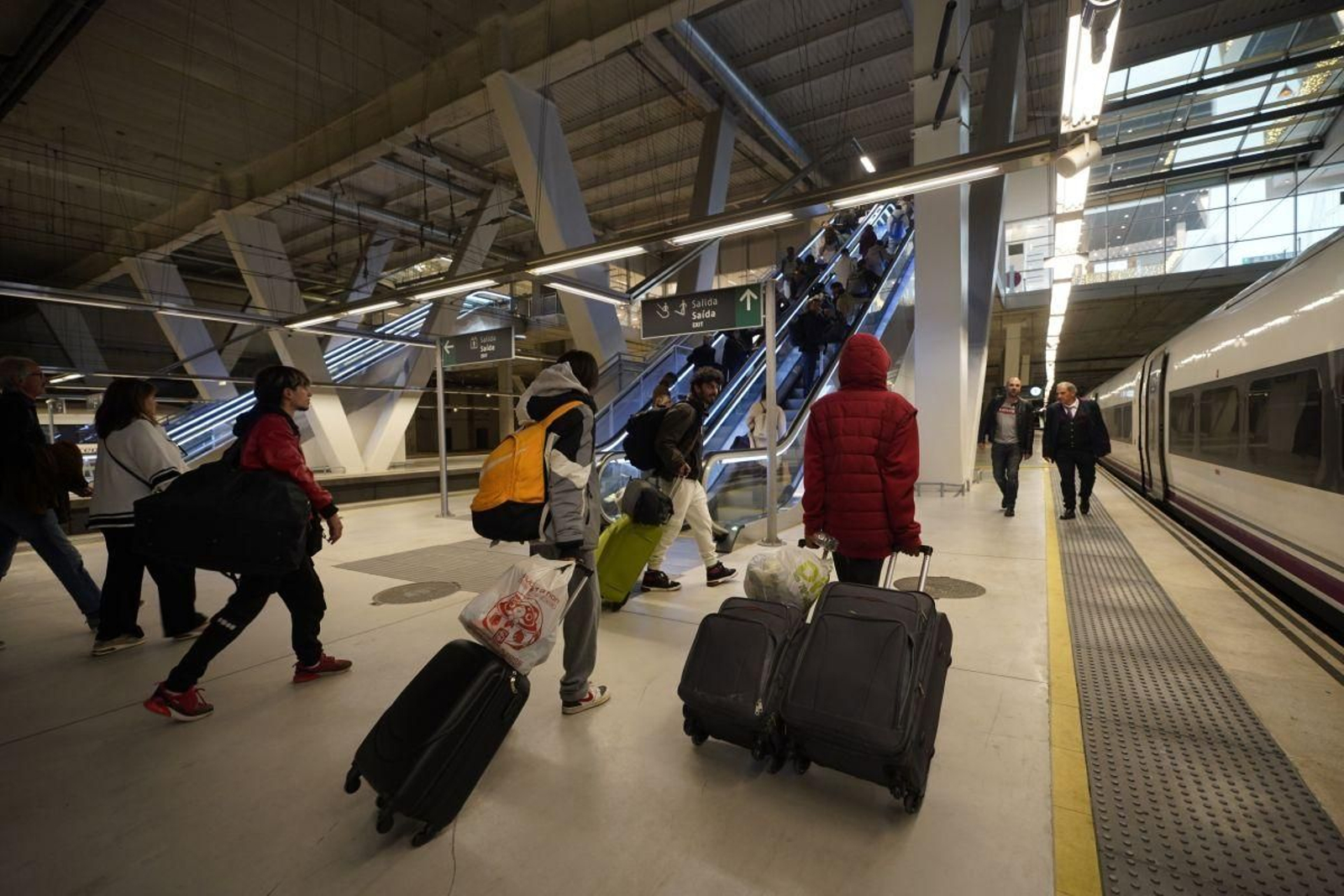 Dársena de la estación de Vigo Urzaiz ayer, con pasajeros de la alta velocidad