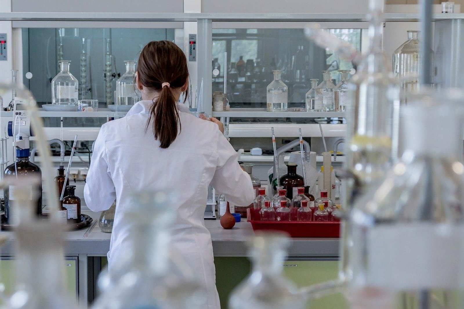 Una persona examina en un laboratorio. // Foto: Pixabay