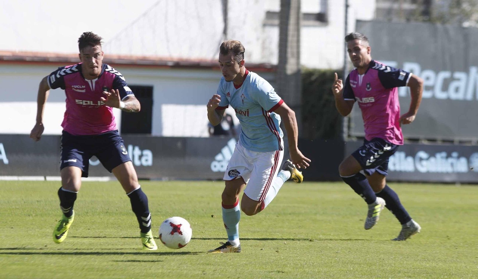 Dejan Drazic persigue el esférico en un encuentro anterior.