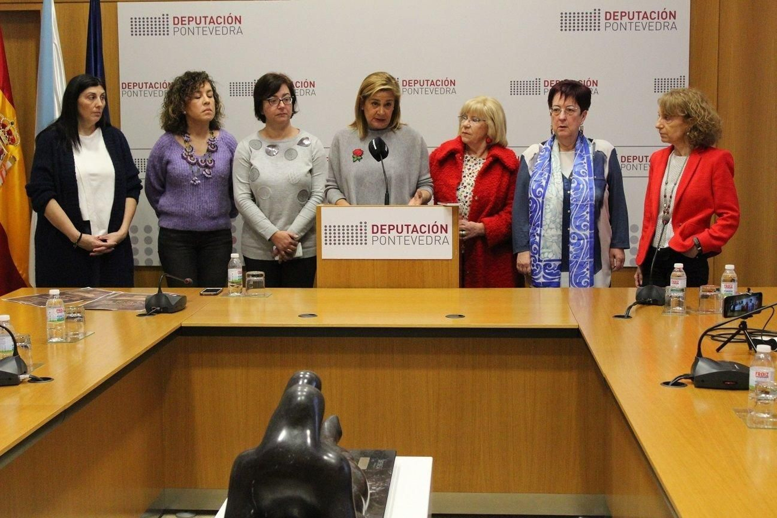 A presidenta, Carmela Silva, no momento de anunciar os premios.