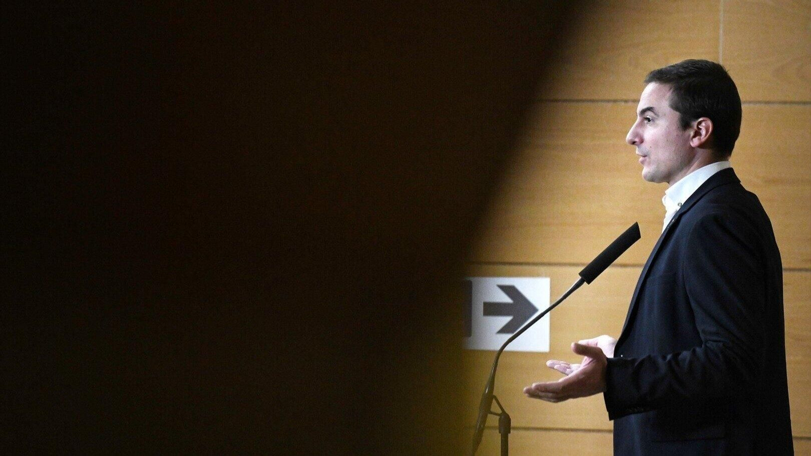 El portavoz del PSOE en la Asamblea, Juan Lobato, comparece ante los medios de comunicación.