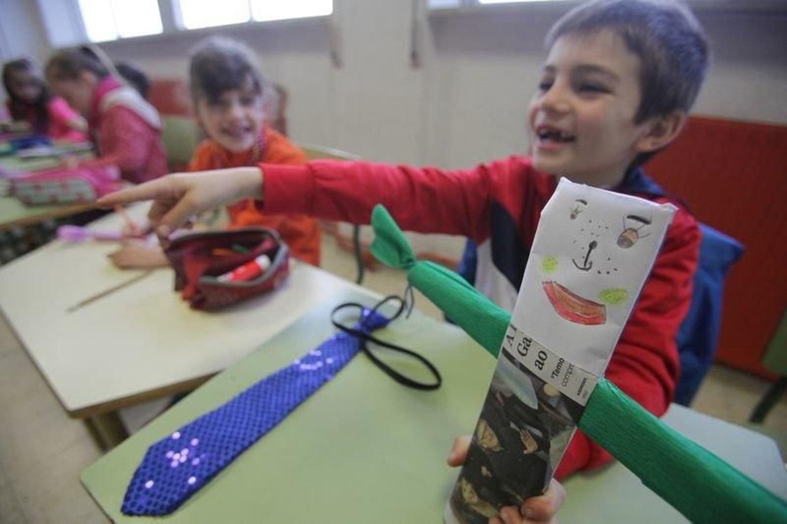 Un escolar del CEIP Albino Núñez mostrando su comadre.