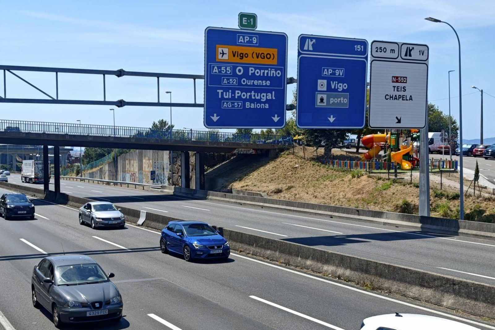 Vehículos ayer circulando por la AP-9 en dirección al Puente de Rande