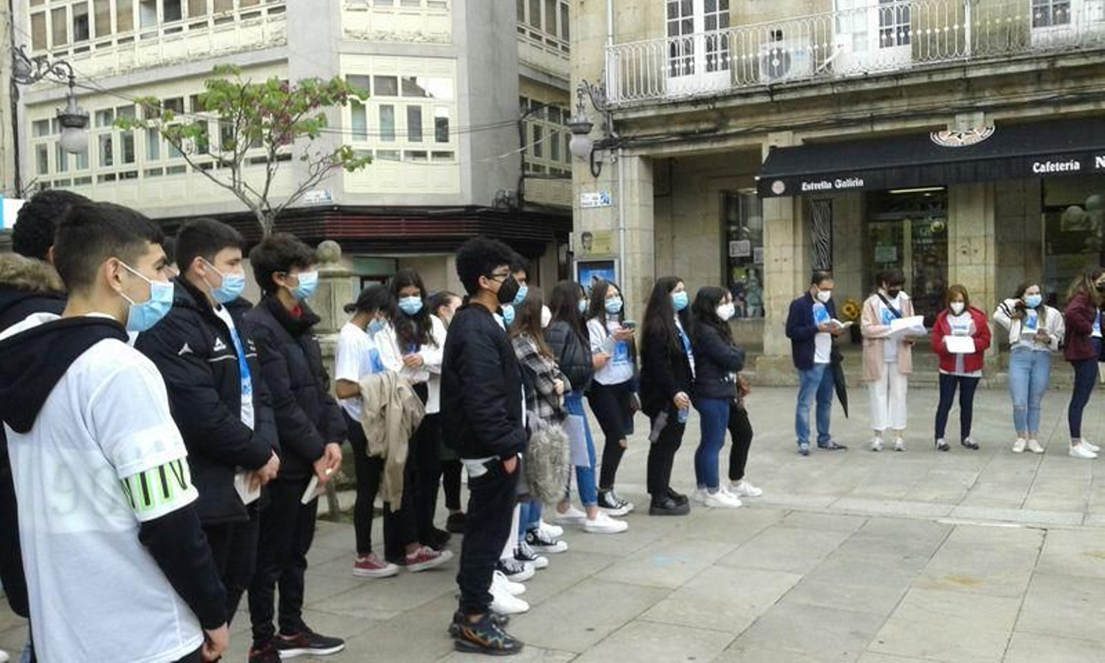 Alumnos del IES Chamoso Lamas, en la Praza Maior.