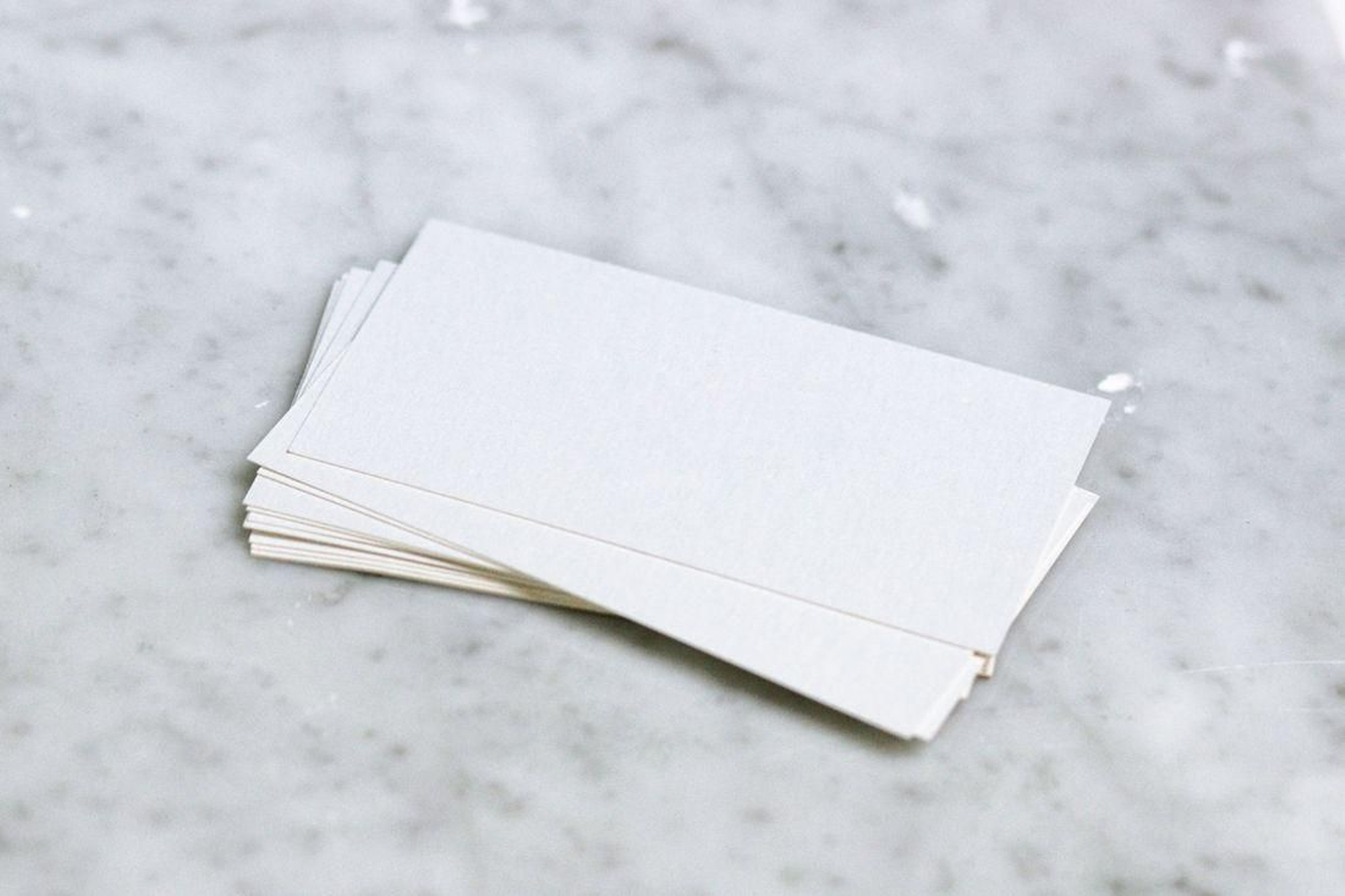 Un fajo de papel de carta. (Foto: Unsplash)