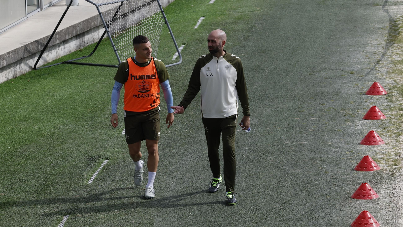 Claudio Giráldez charla con Jutglá, ayer, antes del entrenamiento en la ciudad deportiva de Mos.