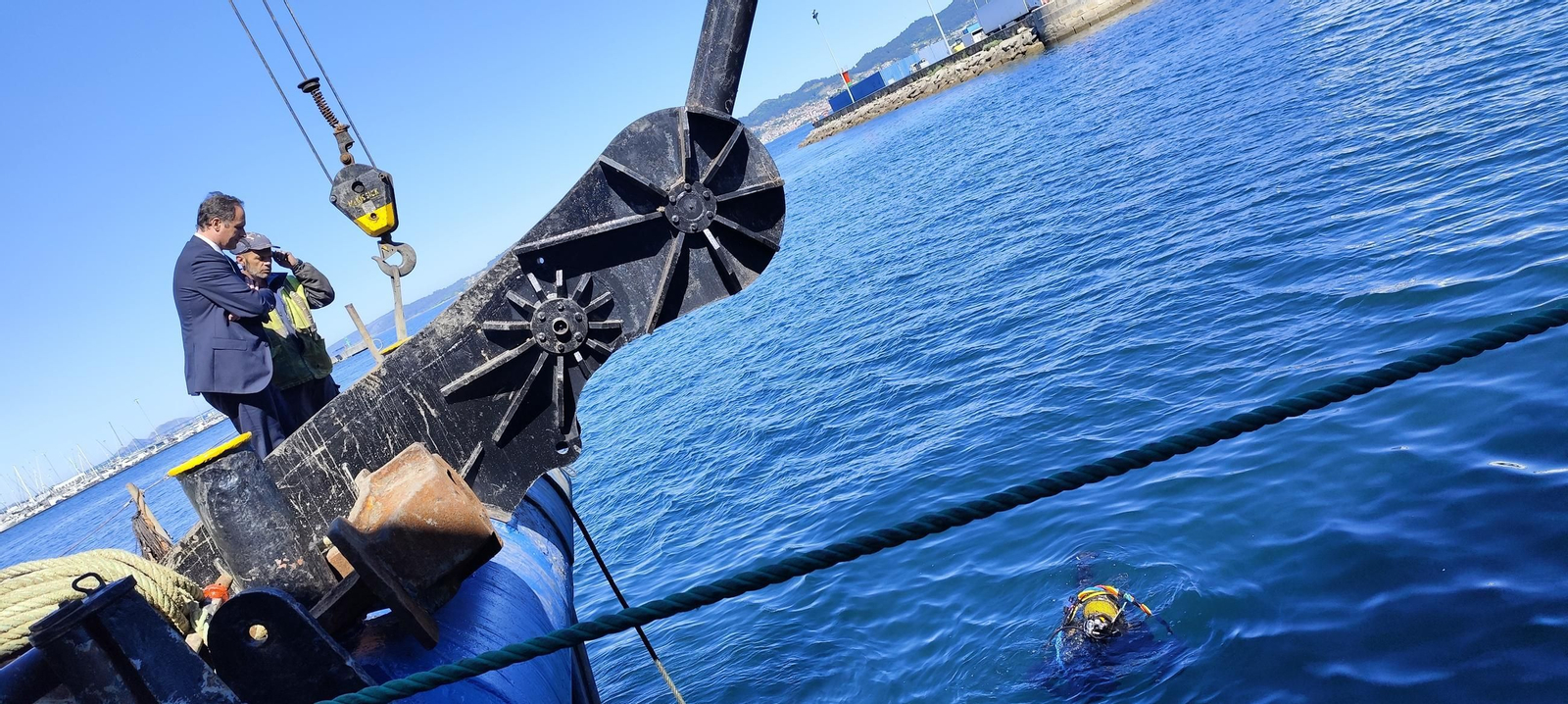Carlos Botana, presidente del Puerto, inspeccionando otra operación de limpieza de fondos marinos