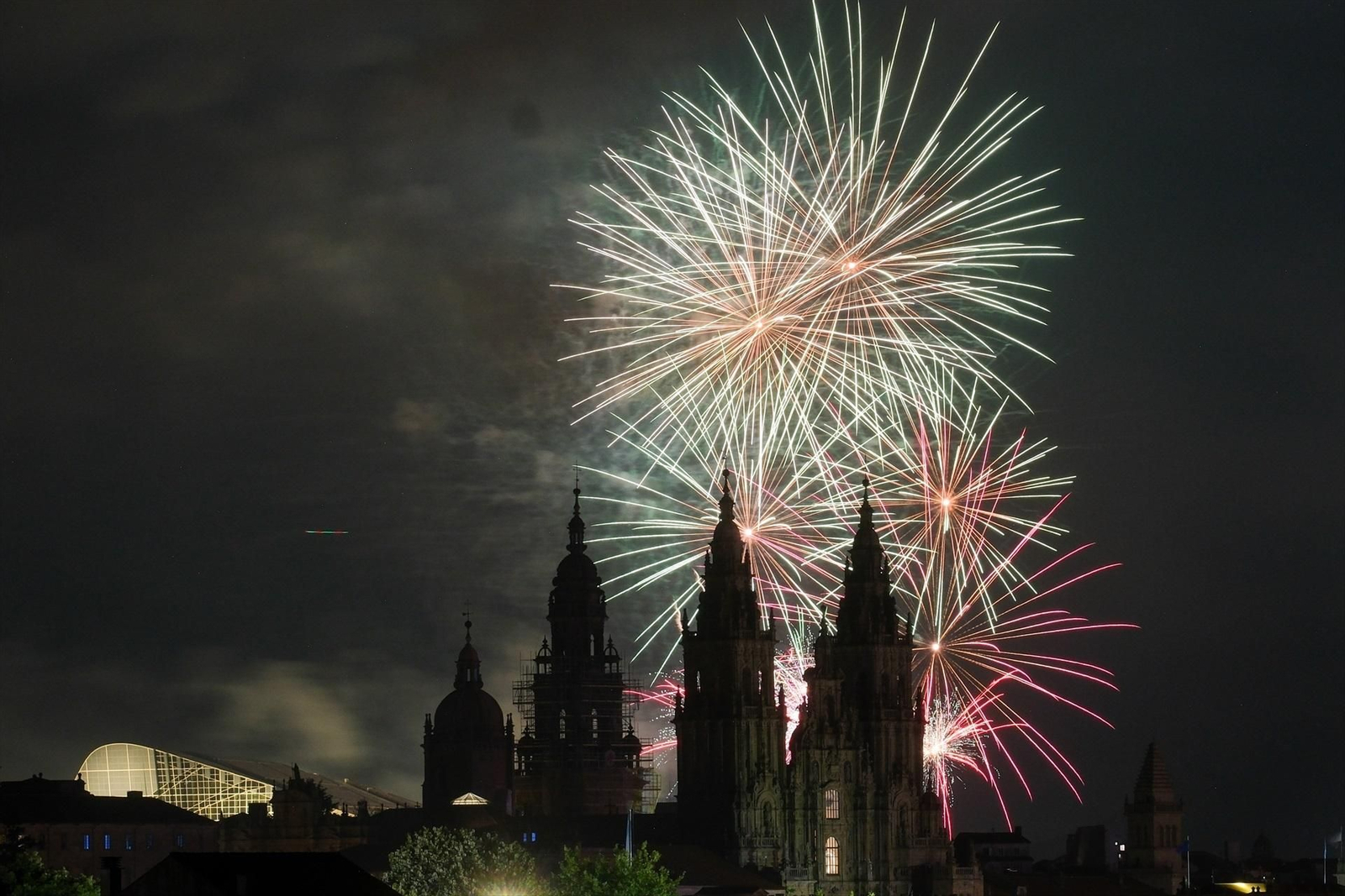 Os fogos artificiais sobre o ceo de Santiago para celebrar ao apóstolo