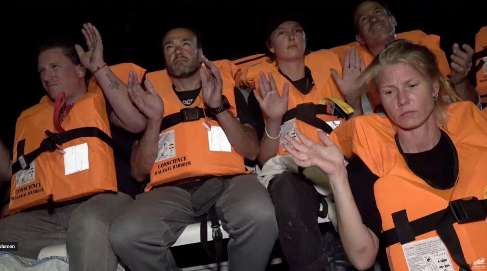 Miembros a bordo de la Flotilla de la Libertad en el momento de ser interceptados.