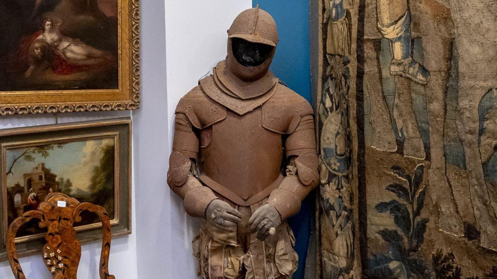 Una de las armaduras toledanas incompletas del pazo.