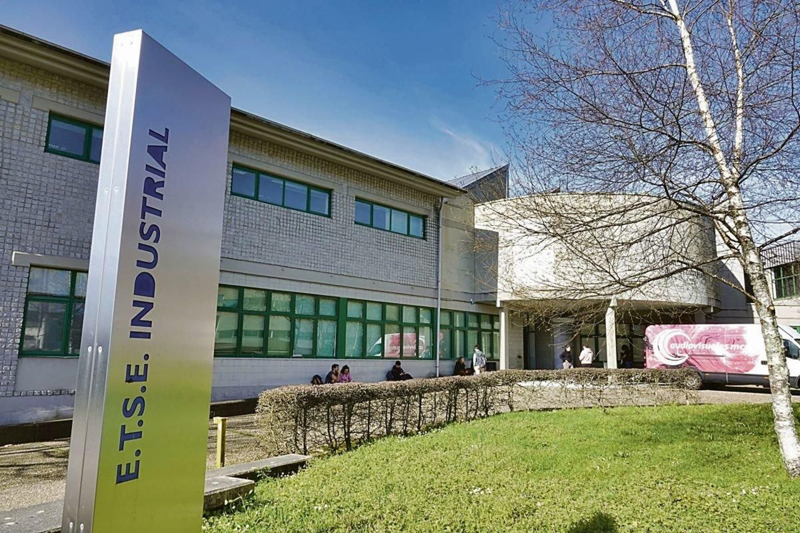 La Escuela de Industriales tiene tanto la ingeniería con mayor tasa de rendimiento como la menor.