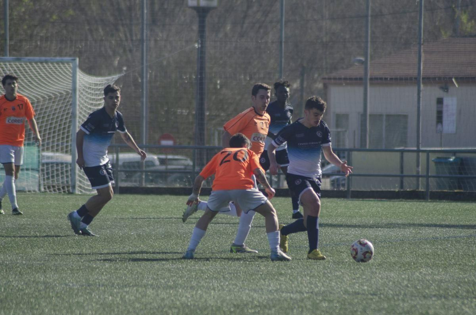 El lateral izquierdo del Cented, Bustelo, conduce la pelota en Oira.