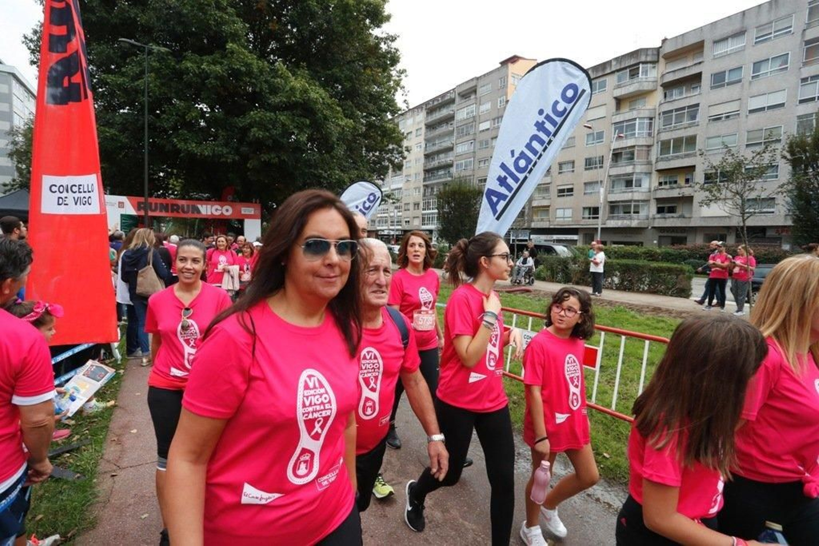 El color rosa abarrotó la Avenida de Castelao - JV Landín 135