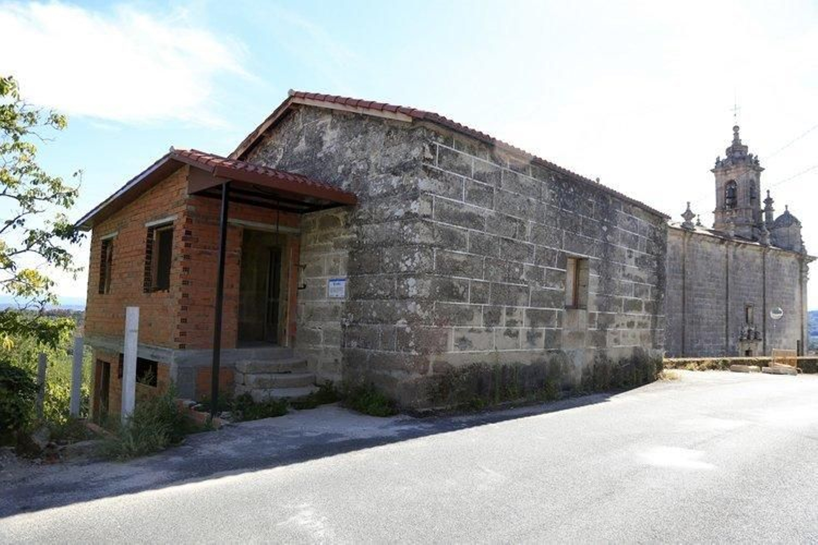 Antigua escuela de Vilarrubín, en A Peroxa, que se convertirá en viviendas de alquiler social.